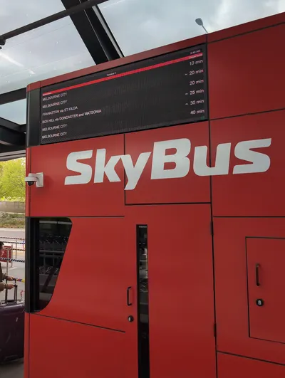 ターミナル4のSkyBus乗り場の発車案内。市内行きのほか、郊外方面の便もここから出る