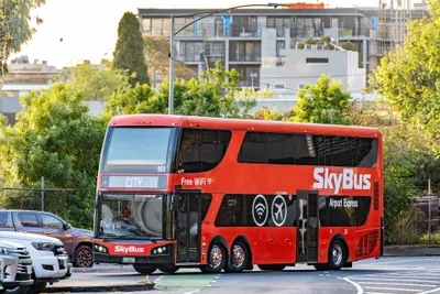 市内へ向かうSkyBusの2階建てバス。赤い車体と「Airport Express」の表記が目印