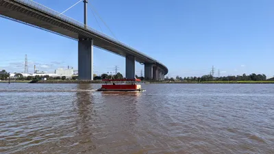 西ゲート橋の下を渡るウエストゲート・パント。船体に「THE PUNT」と書かれた赤い小型船で、対岸まで3〜5分