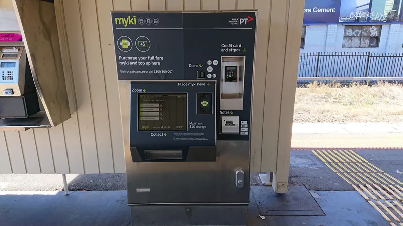 駅の券売機。myki本体の購入と入金ができ、硬貨・紙幣のほかクレジットカードとEFTPOSが使える