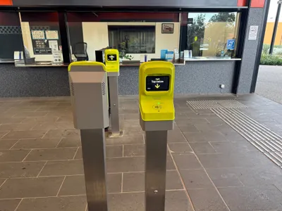 黄色いmykiの読取機（コバーグ駅）。画面に「Tap below」と出たら、その下の面にカードやスマホをかざす