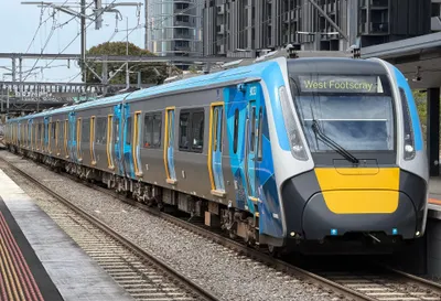 フッツクレー駅に停車中の通勤電車。行先は前面上部の表示で確認する