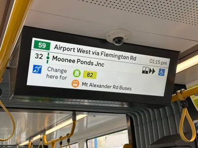 車内の案内表示。系統番号と次の停留所、そこで乗り換えられる路線が出る