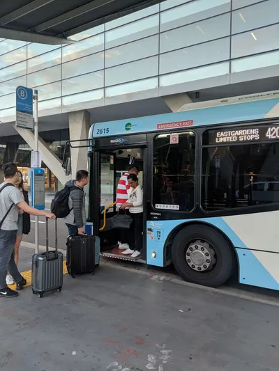 空港T1のバス停とイーストガーデンズ行き420番。バスに駅利用料は付かない