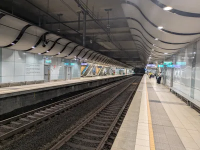 国際線ターミナル駅のホーム。壁の「INTERNATIONAL TERMINAL」表示と緑のEXIT案内が目印