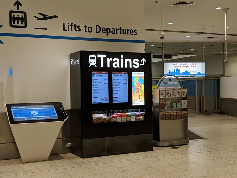 T1（国際線）ターミナル内の鉄道案内。次の列車と停車駅、ホーム番号が出る