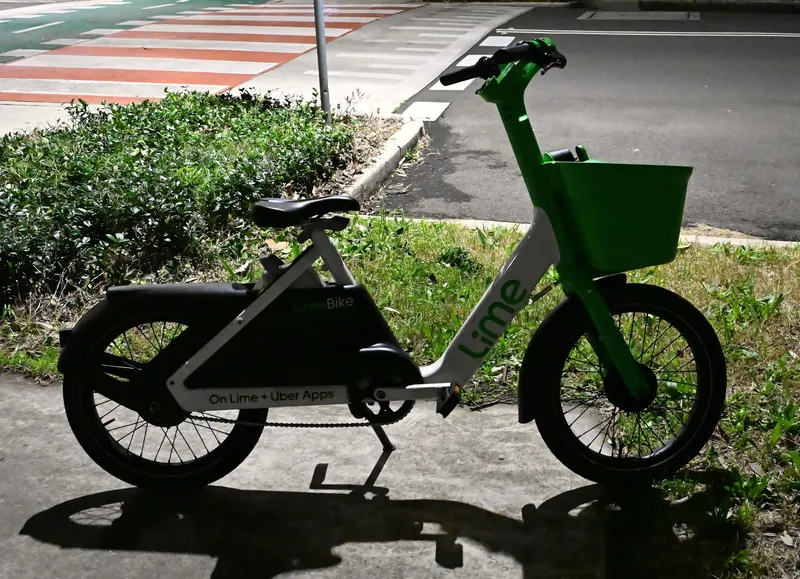 Limeの電動アシスト自転車。緑のフォークとカゴ、車体のLimeロゴが目印