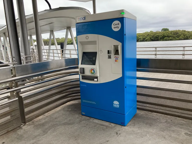 埠頭のOpalチャージ機。「Card only」＝カード専用で現金は使えない