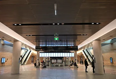 セントラル駅の地下コンコース。丸印のTがシドニー・トレインズで、1-11・12-13・14-25はホーム番号