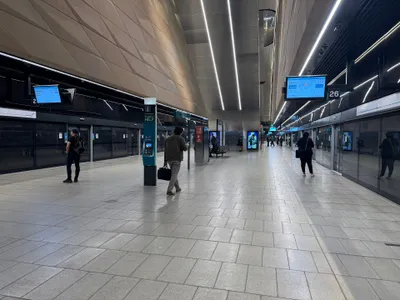 セントラル駅メトロ26・27番ホーム。両側とも全面ホームドアで、開く位置に立って待つ