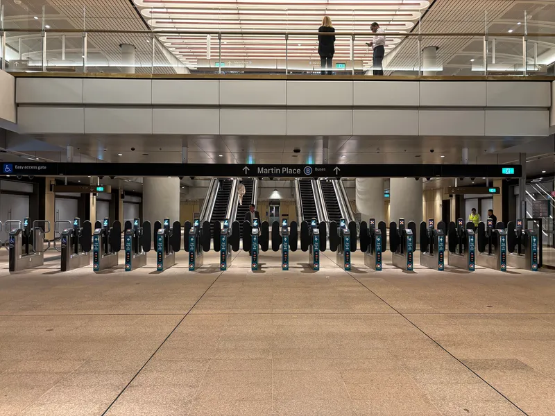 マーティンプレイス駅メトロ側の改札。各ゲートの読み取り面にカードかスマホをタップして通る