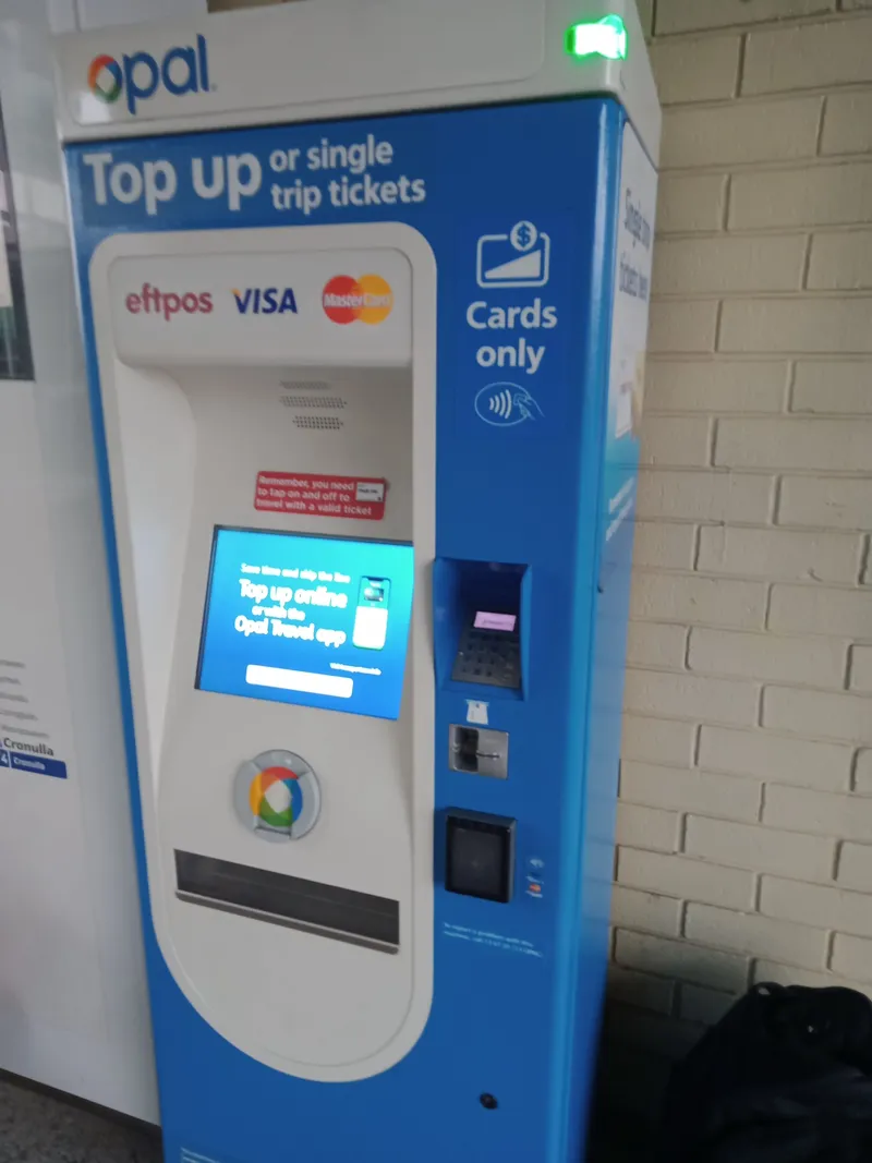 駅のOpal機。チャージと紙の単発券を扱い、この機械は現金不可でカードのみ