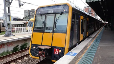 シドニー・トレインズの近郊電車。黄色い前頭部と2階建て車体が目印