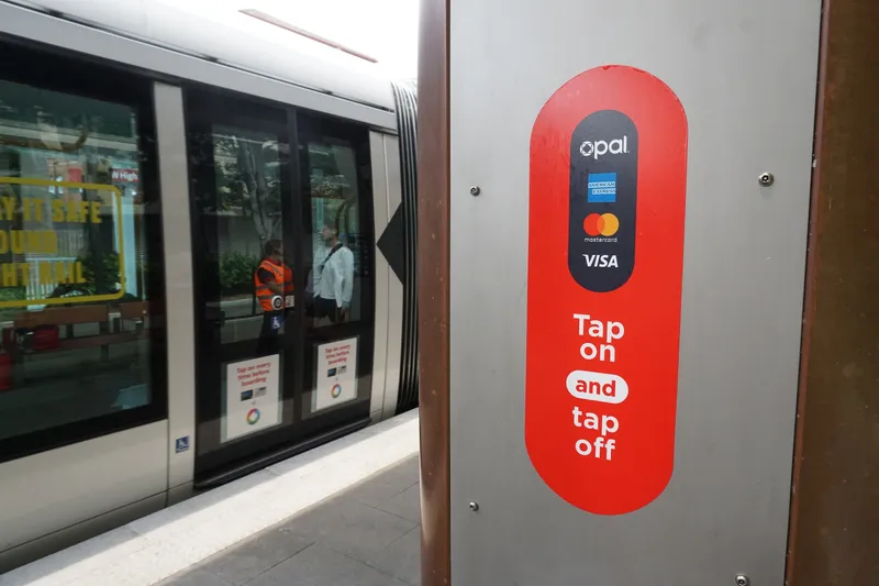 停留所のOpalリーダー。opal・American Express・Mastercard・Visaが並び、乗る前にここでタップする
