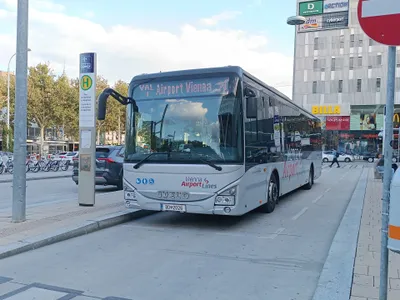 ヴェストバーンホフに停まる空港バス（Vienna Airport Lines）。停留所の柱に飛行機とバスの絵記号が出ている