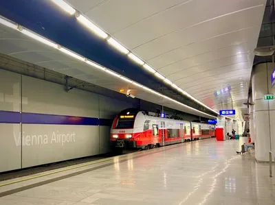 ウィーン空港駅のホーム。壁に「Vienna Airport」と大きく出ている