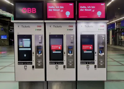 ÖBBの券売機（ウィーン中央駅で撮影）。空港連絡の券は市内券を売るWiener Linienの機械ではなく、このÖBBとVORのロゴが付いた機械で買う