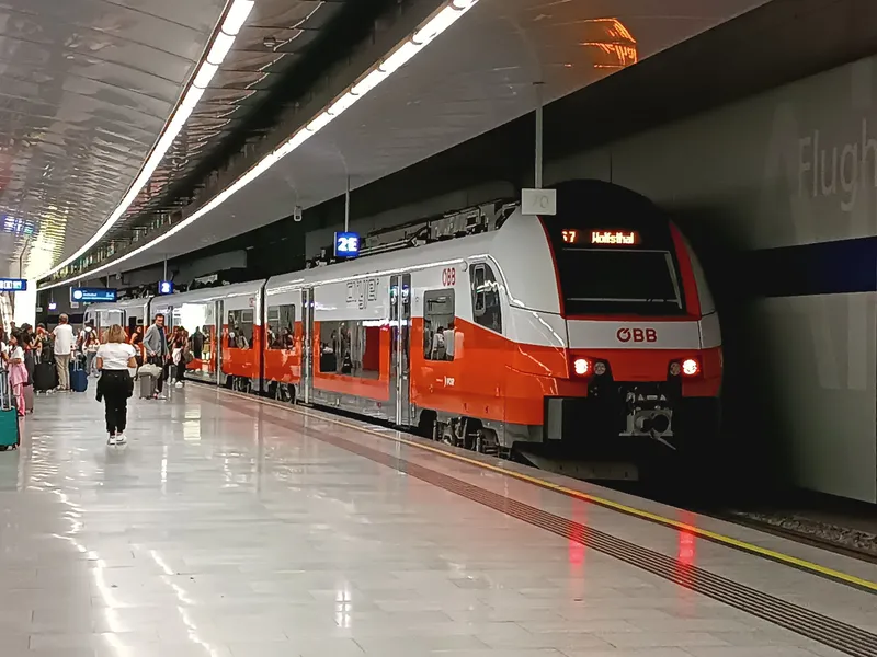 空港駅に停まるÖBBの近郊電車。前面の表示は「S7 Wolfsthal」で、どちら向きの列車かはここで見分ける