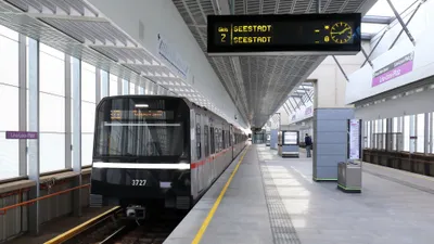 U2のホームと発車案内。方向は終点の駅名（Seestadt）で示される