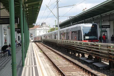 U6のNußdorfer Straße駅。緑の鉄骨屋根が残る地上ホームに、路面電車に似た車両が入る