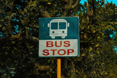 停留所の標識にあるのは絵と「BUS STOP」だけ。地名も系統番号も無いので、行き先はバス前面のベンガル語の板で見分ける