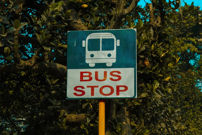 停留所の標識にあるのは絵と「BUS STOP」だけ。地名も系統番号も無いので、行き先はバス前面のベンガル語の板で見分ける