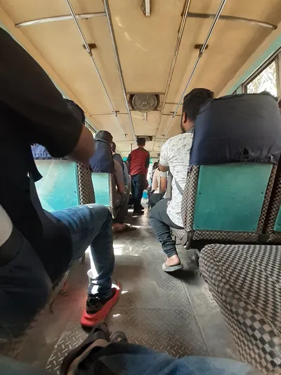 ローカルバスの車内。通路は人ひとり分で、大きな荷物を置く場所は無い