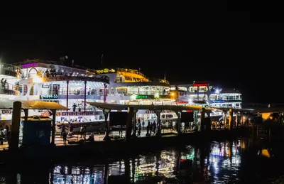 夜のサダルガート。南部デルタ行きの大型ランチ船は夕方から夜にかけて出る