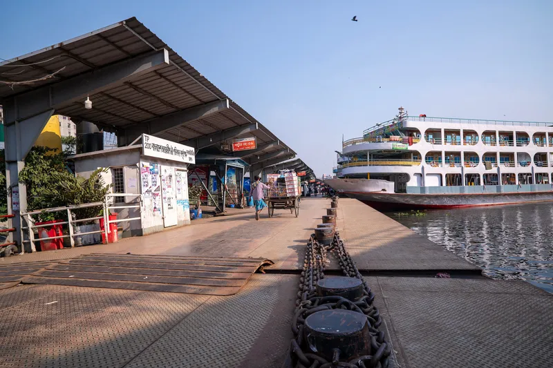 サダルガートの浮桟橋。桟橋ごとに番号と就航先が掲げられ（写真は「পন্টুন নং:০৯」）、船はその番号に着ける