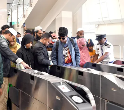 ウットラ・ノース駅の改札。カードをタッチして入場する
