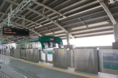 アガルガオン駅のホーム。ホームドア越しに行き先方面を確認してから乗る