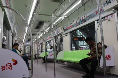 車内。飲食は禁止されている
