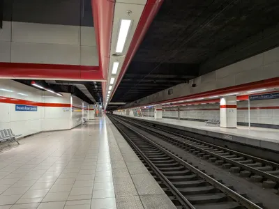 空港駅のホーム。ターミナルの地下にあり、駅名標は「Brussels Airport-Zaventem」