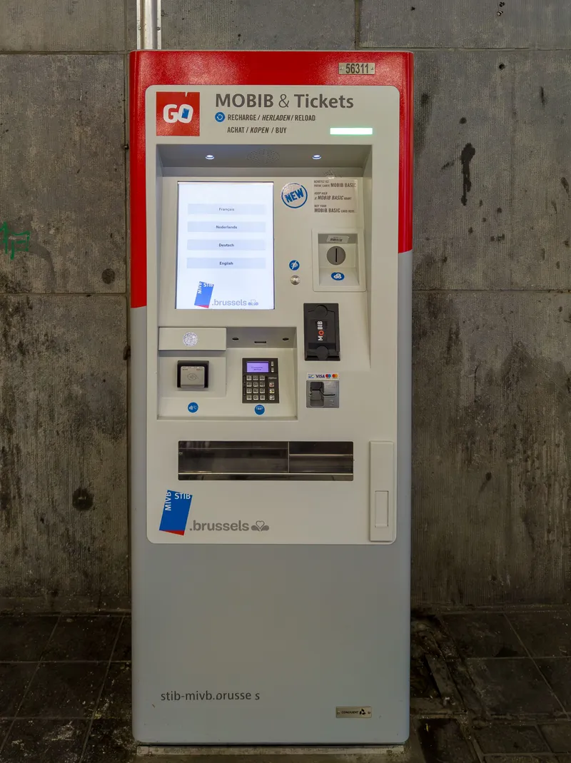 赤い「GO」券売機。画面は仏・蘭・独・英から選べ、硬貨投入口とカード読取部が並ぶ