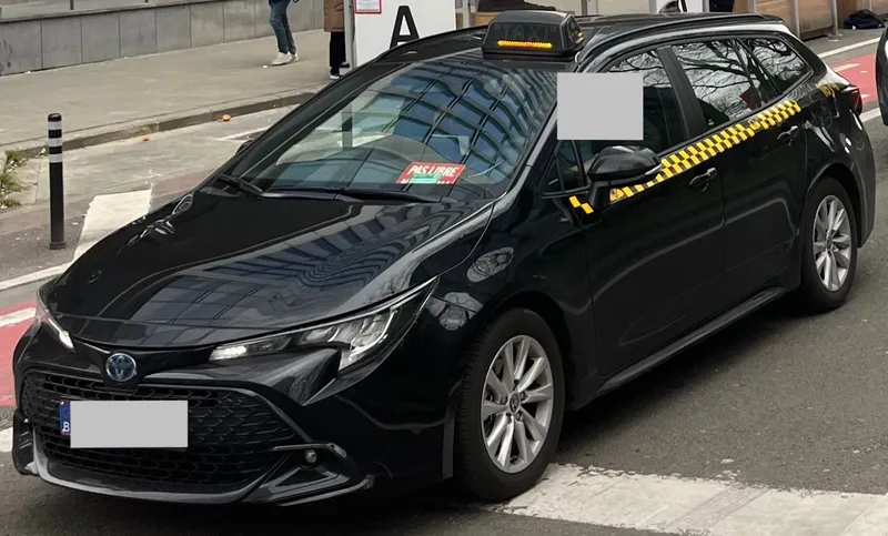 黒地に山吹色の市松模様がタクシーの目印。窓の赤い札は「PAS LIBRE」＝空車でない