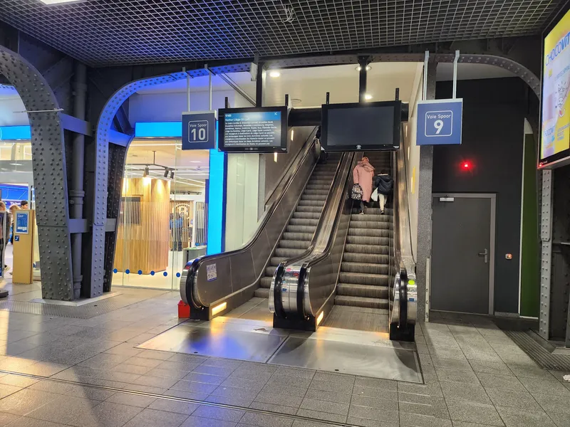 南駅のホームへ上がるエスカレーター。番線表示は仏語Voieと蘭語Spoorの併記