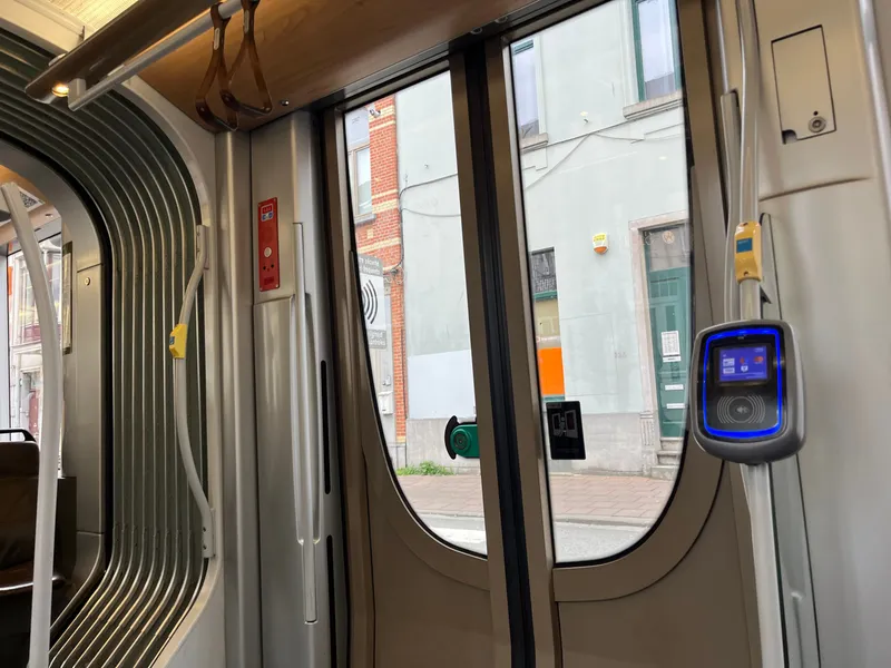 車内の読取機。画面に出る対応ブランドはBancontact・Maestro・Mastercard・Visa・V PAYの5つだけ