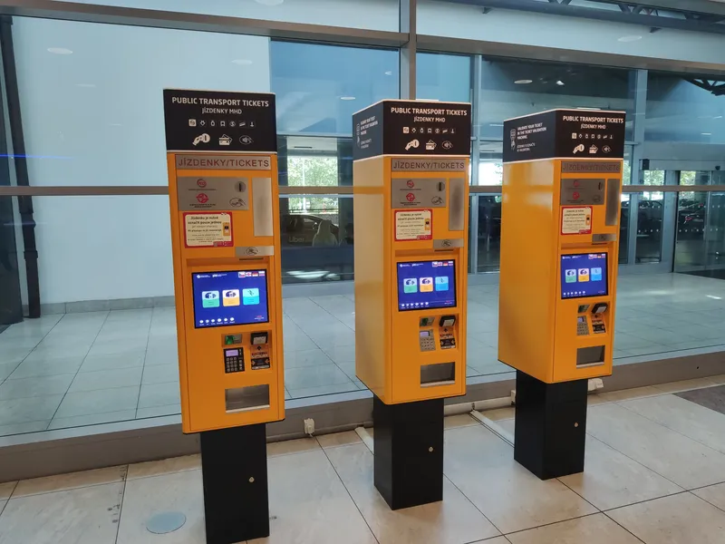 第2ターミナルの券売機。「PUBLIC TRANSPORT TICKETS」と英語で書かれ、乗る前にここで買う