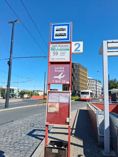 市内側のヴェレスラヴィーン駅（地下鉄A線）の乗り場。59番の行き先が「Letiště／Airport」