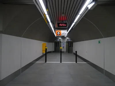 「KONEC／THE END of compulsory ticket area」＝有料エリアの終わり。この表示を出るまで券は手元に置く