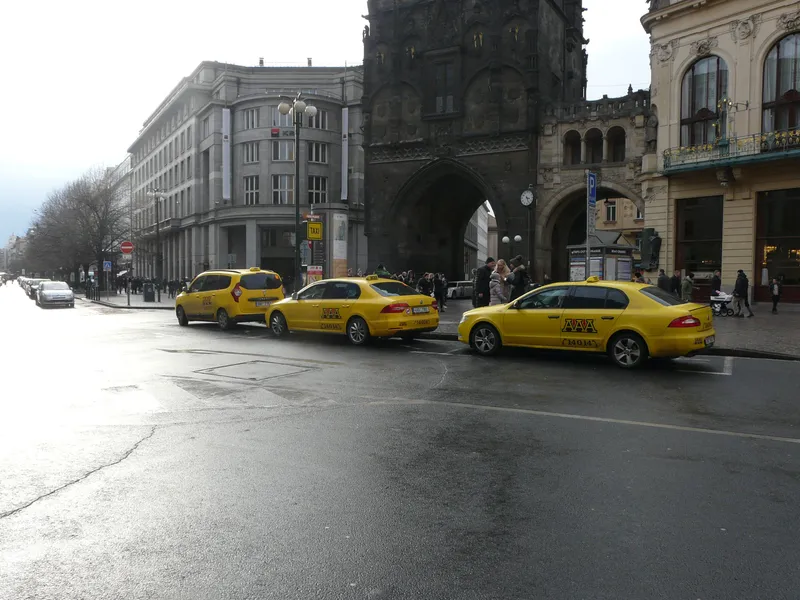 屋根にTAXI灯を載せた車。流しや乗り場で拾えるのはこのタイプで、課金はメーターによる