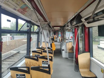 車内の柱に付く黄色い刻印機。紙の券は乗ったらすぐ、1回だけ差し込む