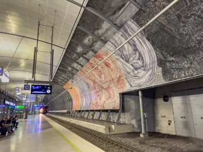 空港駅ホームの発車案内。系統Pが4分後に1番ホームから出る（表示はスウェーデン語でHelsingfors＝ヘルシンキ、Dickursby＝ティックリラ）