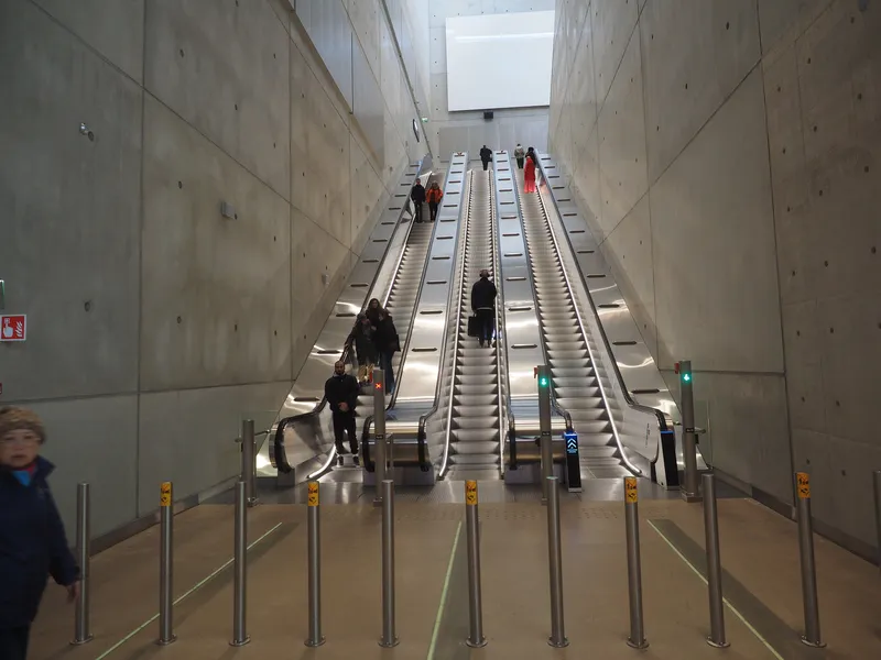 ターミナルと地下の駅を結ぶエスカレーター