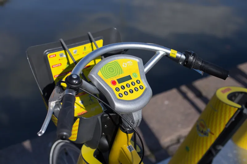 シティバイクのハンドル中央の端末。数字キーと緑のenter・赤のcancelがあり、7桁のサイクリストIDと4桁のPINをここへ打つ
