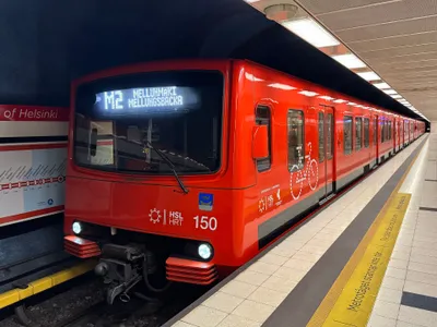 車両前面の表示。系統M2と終点メッルンマキ（Mellunmäki／Mellungsbacka）が並ぶ