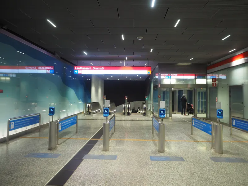 ラウッタサーリ駅。柱に付いた青いリーダーから先が払込エリアで、床の表示は検札料金100ユーロ