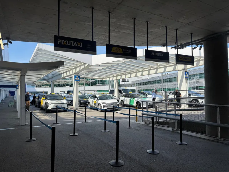 ヘルシンキ空港の乗り場。契約4社（FIXUTAXI・Taksi Helsinki・Menevä・Lähitaksi）がレーンごとに分かれて並ぶ