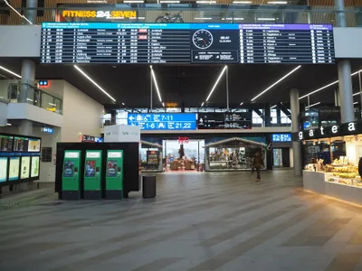 パシラ駅の発車案内。近郊列車の欄はA・P・I・E・Kの1文字記号、発車まで、ホーム番号、行き先の順。行き先はフィンランド語とスウェーデン語が混ざり、同じ駅がLeppävaaraにもAlbergaにもなる