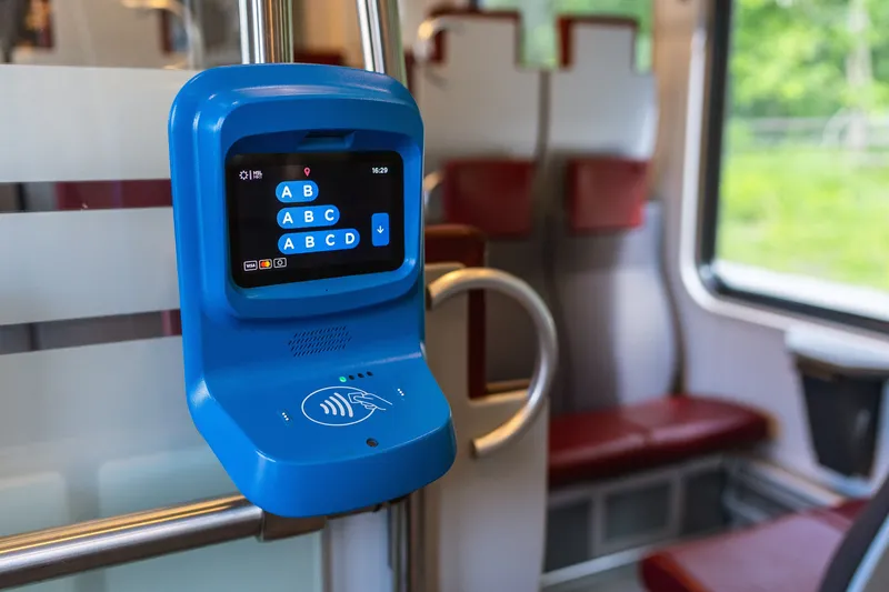 近郊列車の車内リーダー。画面でAB・ABC・ABCDのゾーンを選び、その下の非接触マークにカードをかざす。画面左下にVisaとMastercardの表示がある